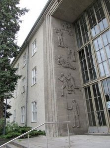 Abbildung Portalschmuck der Reichs-Polizei-Schule für Leibesübungen (heute: Polizeischule «Joachim Lipchitz»), Berlin, 1939—40
