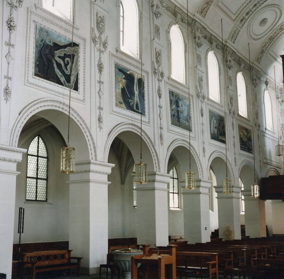 Abbildung Kirchenschiff der Zürcher Predigerkirche mit Gemälden Balz Baechis, Juni 1992