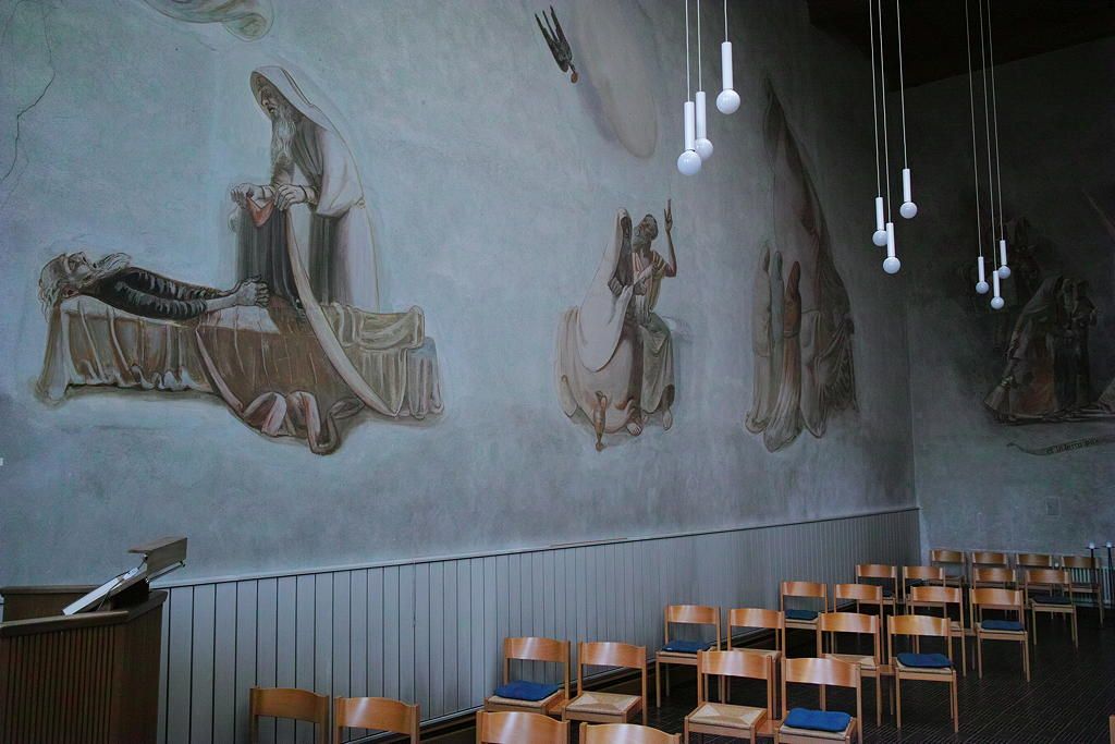 Abbildung Antonierkirche Bern mit Gemälden Fritz Paulis. Aufnahme von 2021